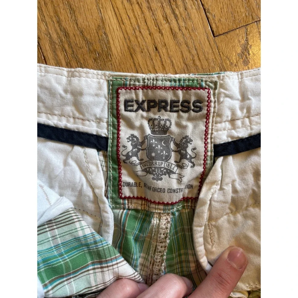 Y2K Cargo Express Mens Green White Plaid Cotton Flat Front Casual Shorts Size 31